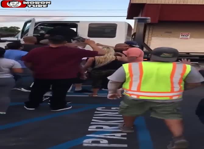 Video :After causing chaos, a drunk driver was caught and assaulted